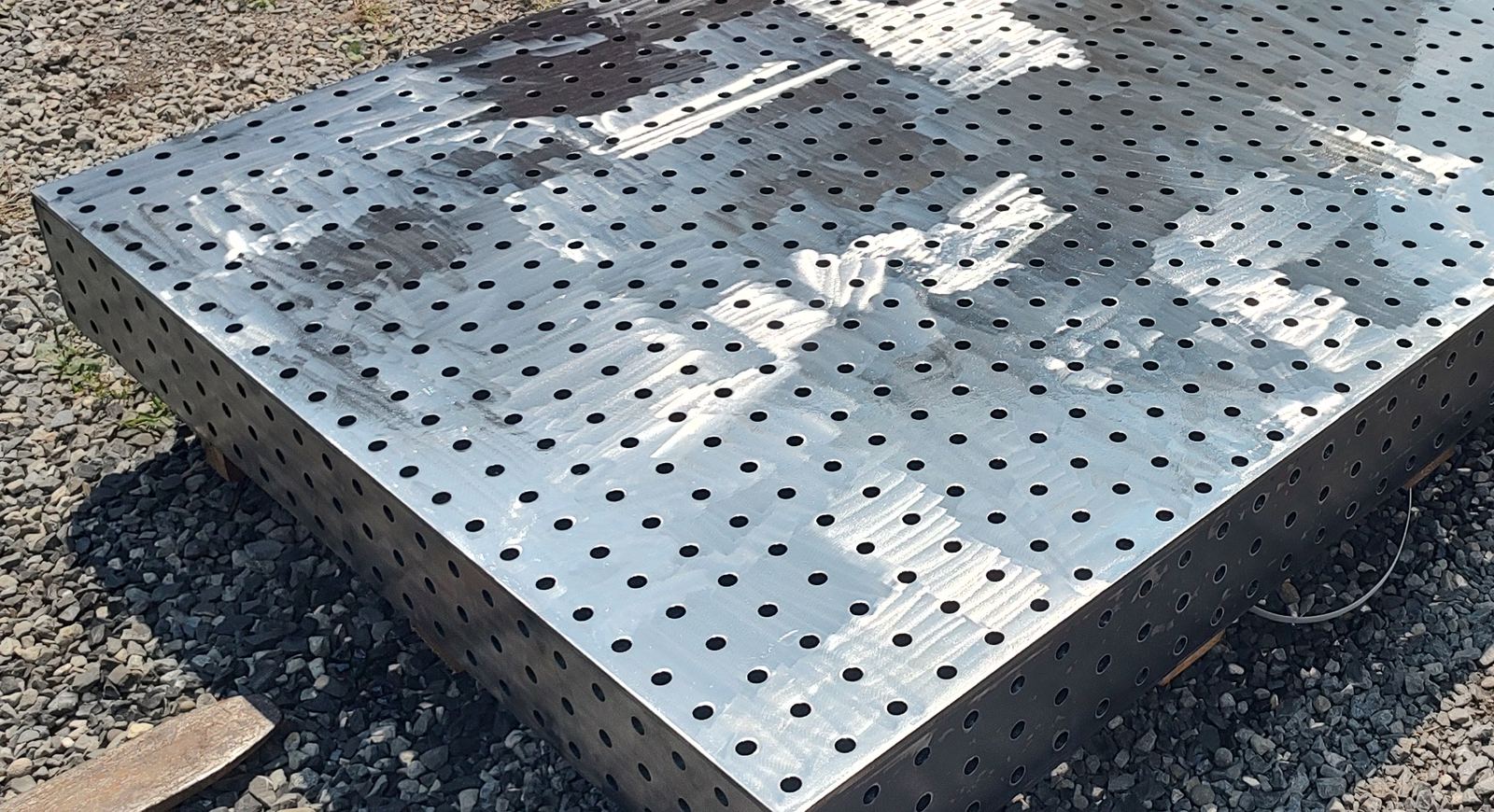 Laser-cut welding table top with regular hole grid and perforated sidewalls